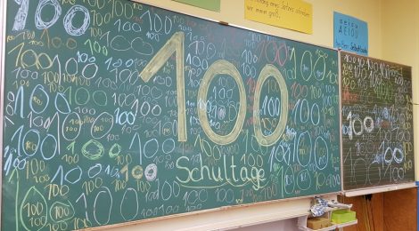 100 Schultage! Klasse 1b und 1c feierten ein 100-Tage-Fest